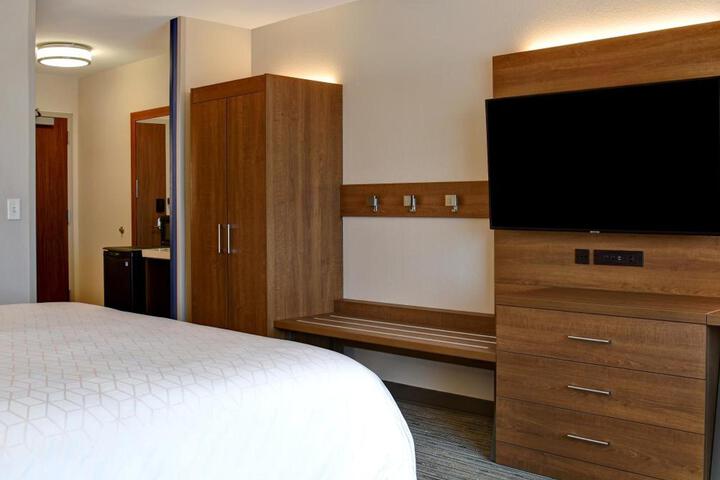 Room 32 of 83