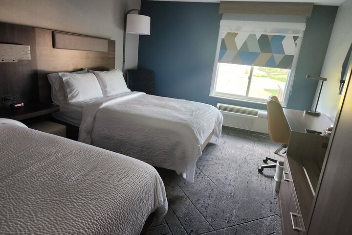 2 Queen Beds (6 of 7)