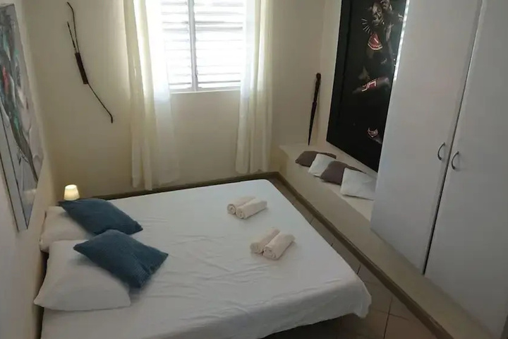 Room 4 of 18