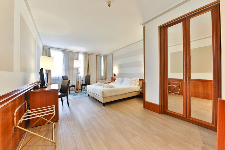 Room 27 of 79