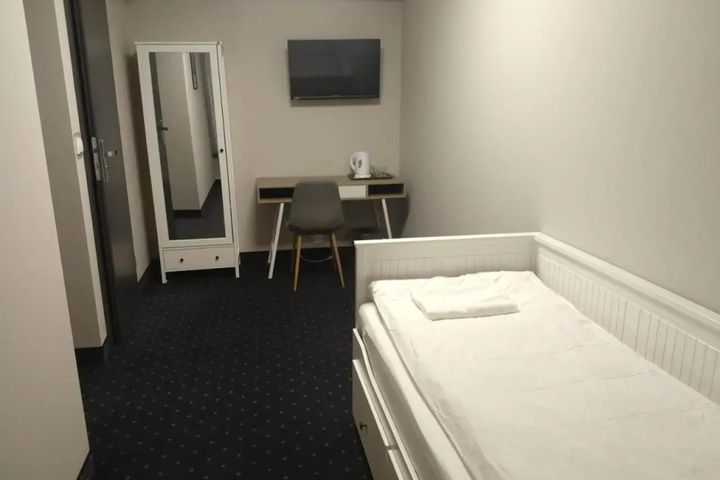 Room 9 of 16