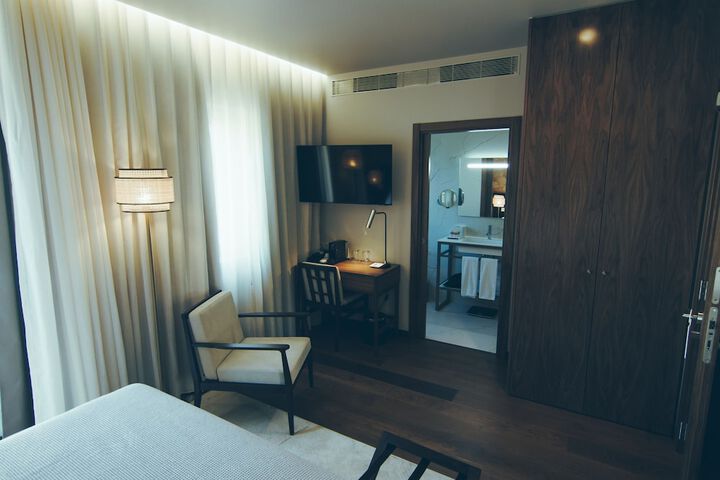 Room 5 of 23