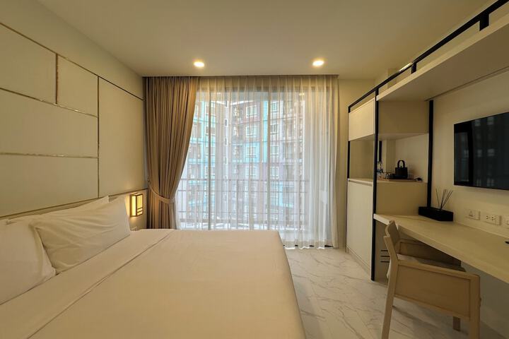 Room 8 of 33