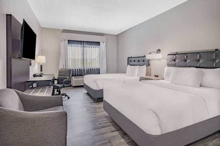 2 Queen Beds Accessible (8 of 11)