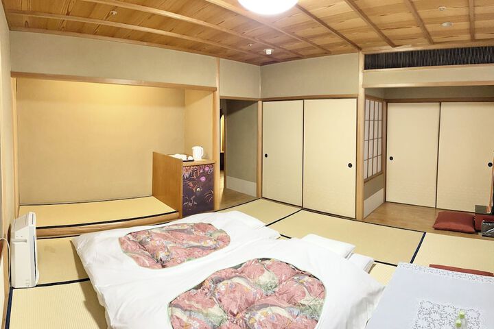 Room 14 of 66