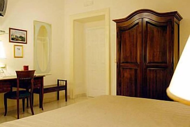 Room 12 of 42