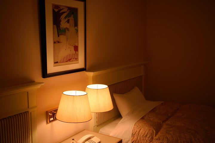 Room 4 of 102
