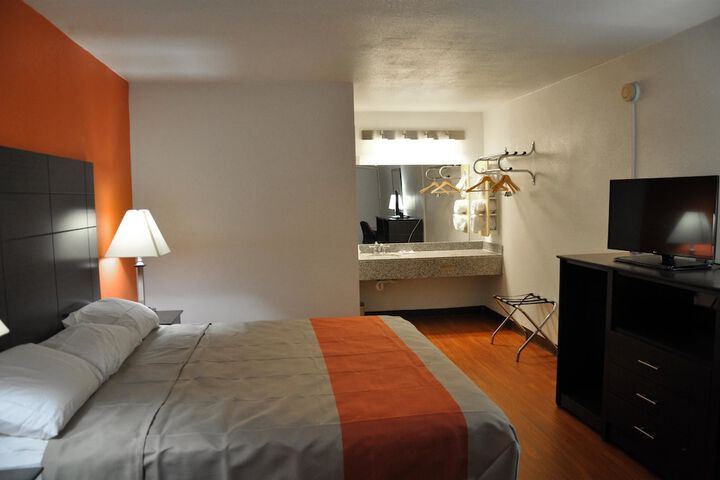 1 King Bed Micfridge (3 of 8)