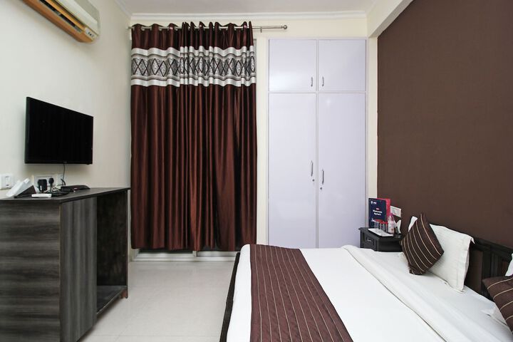 Room 13 of 18