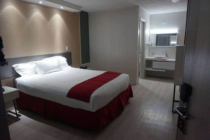 1 Queen Bed (2 of 2)