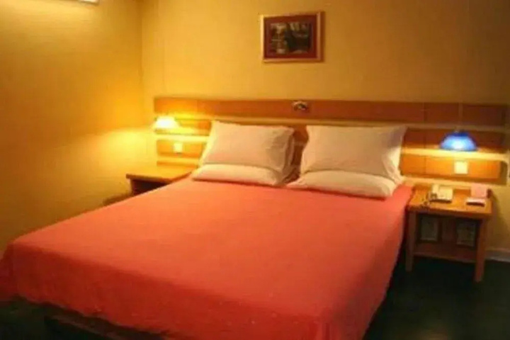 Room 7 of 12