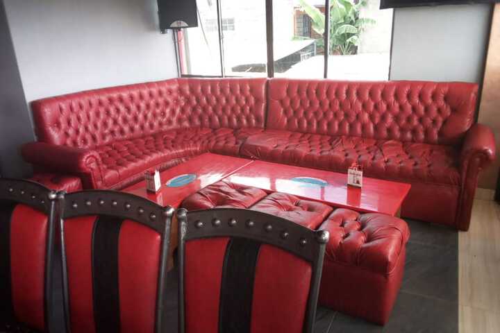 Lounge 12 of 14
