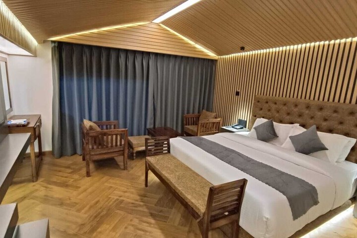 Room 33 of 86