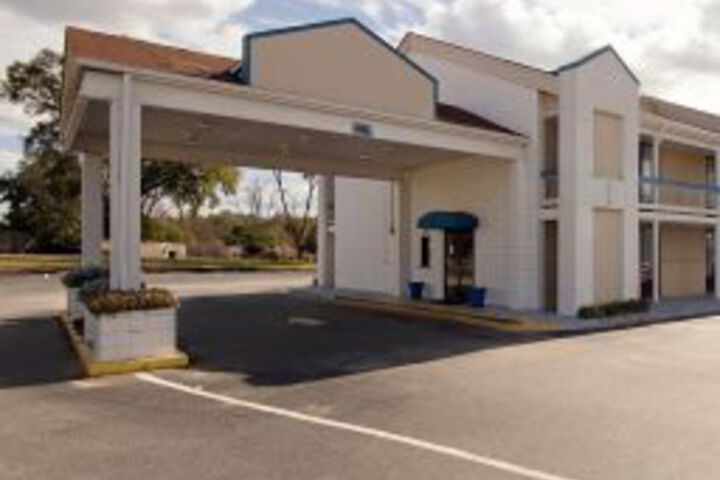 Exterior of Americas Best Value Inn