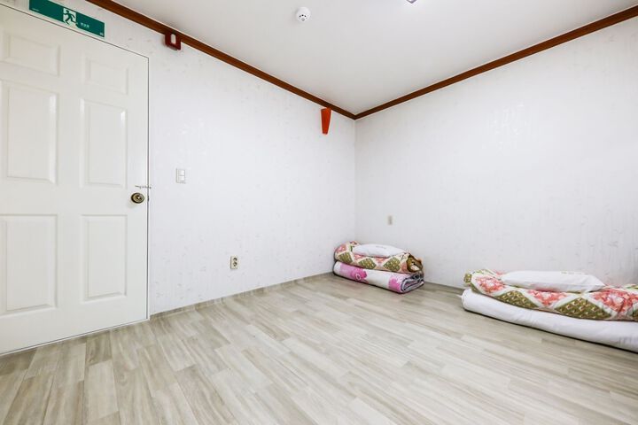 Room 14 of 18