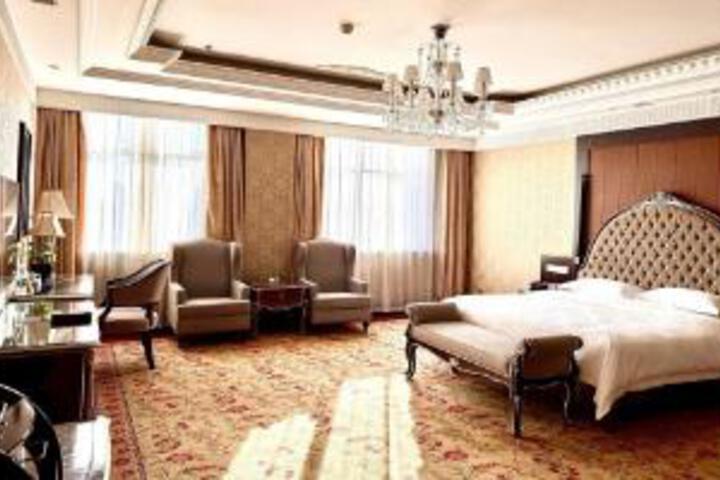 Room 6 of 8