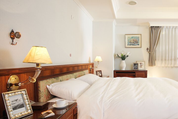 Room 5 of 32
