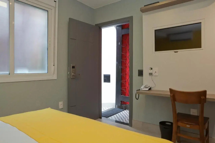 Room 6 of 17