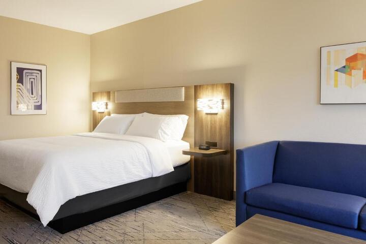 Standard King Bed Accessible (2 of 21)