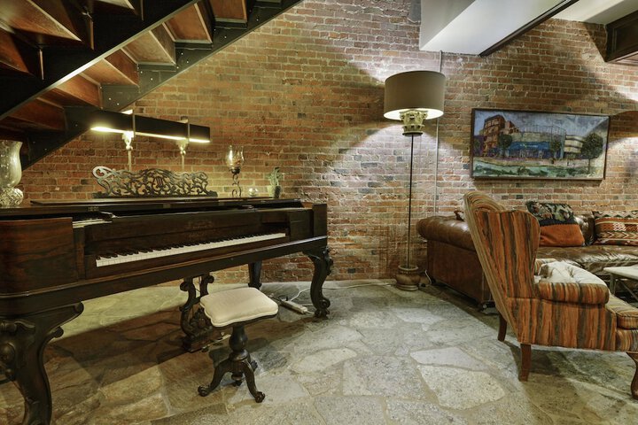 Lounge 42 of 48