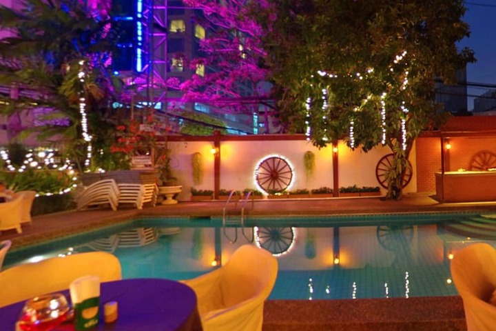Hotel with Pool