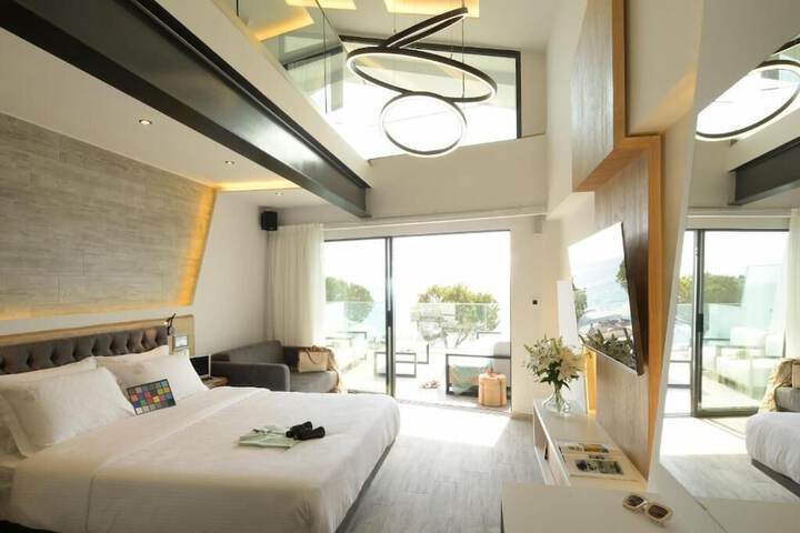 Room 9 of 105