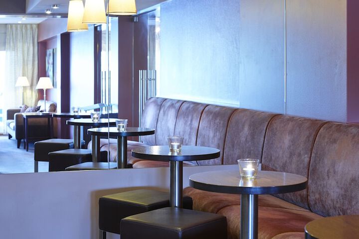 Lounge 51 of 76