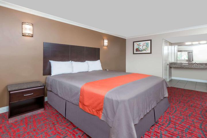 1 Queen Bed (29 of 32)