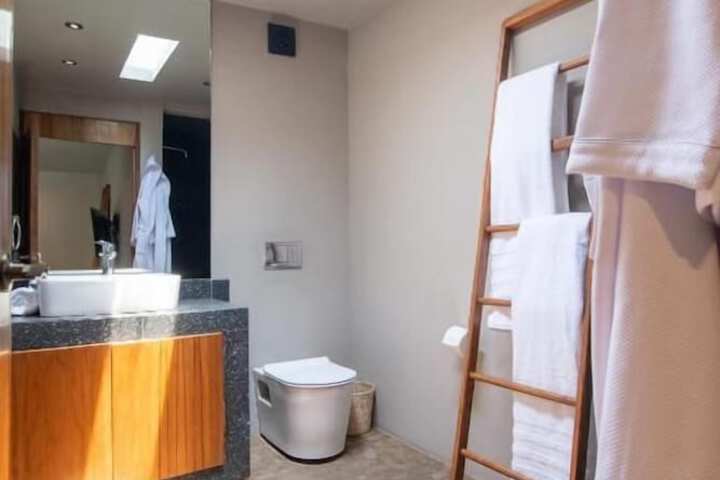 Room 4 of 10