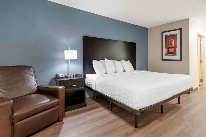 Studio King Bed (3 of 6)