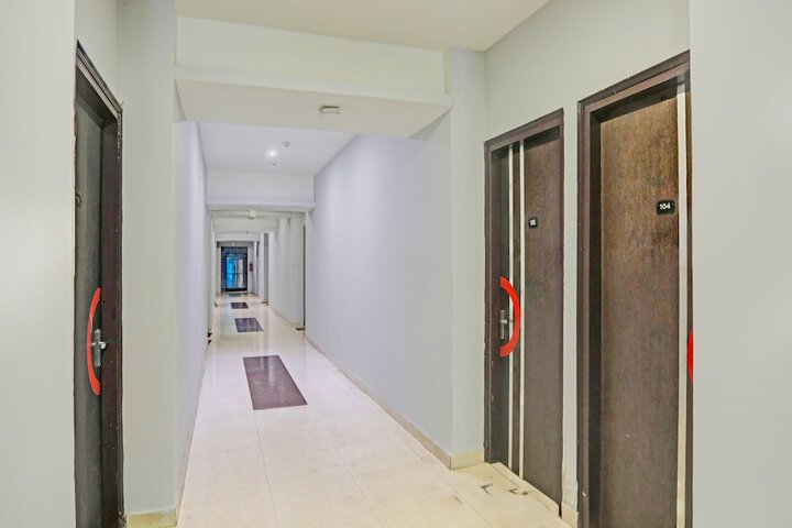 Business Center 3 of 19