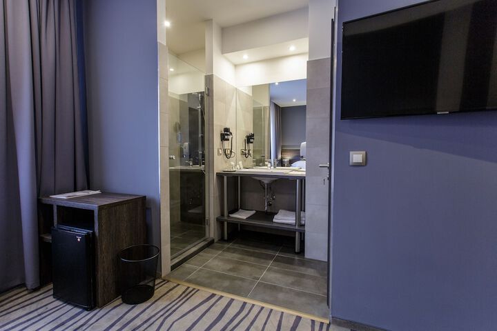 Room 13 of 32