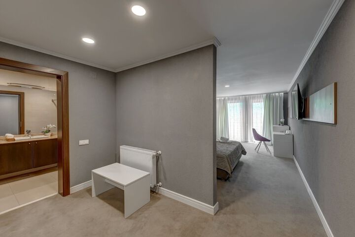 Room 8 of 34