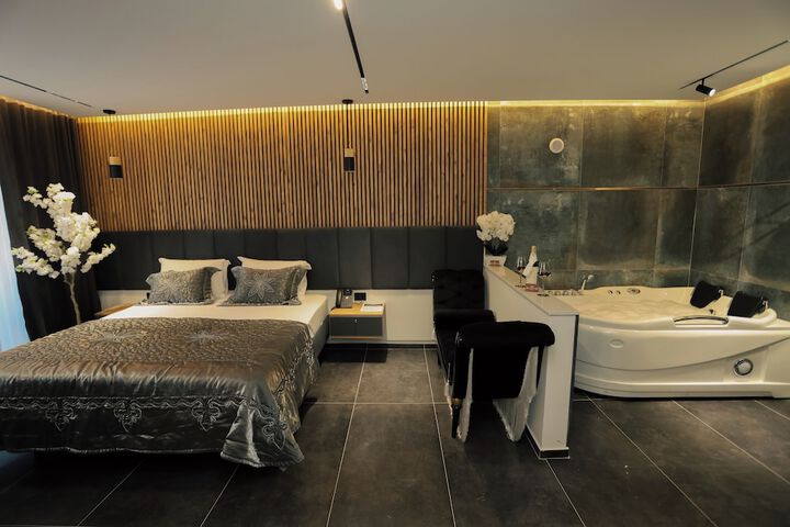 Room 5 of 42