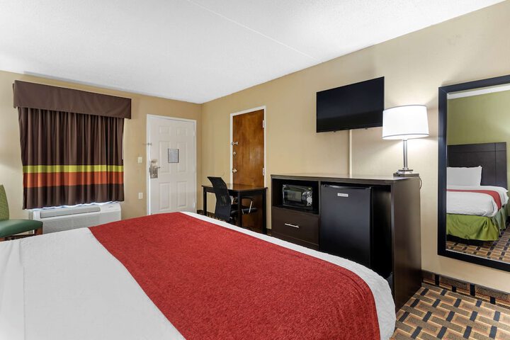 1 King Bed Room High Speed Internet Accessible Microwave and Refrigerator Work Desk Contine (8 of 18)