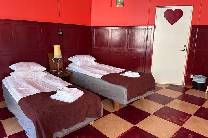 Room 52 of 87