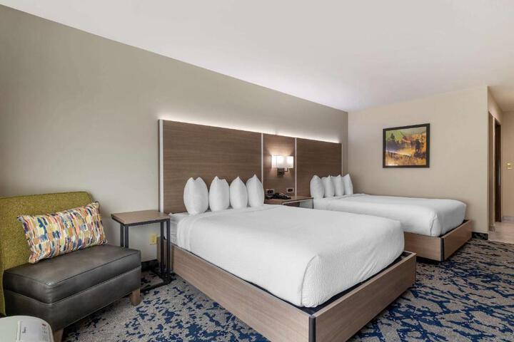 2 Queen Beds (3 of 10)