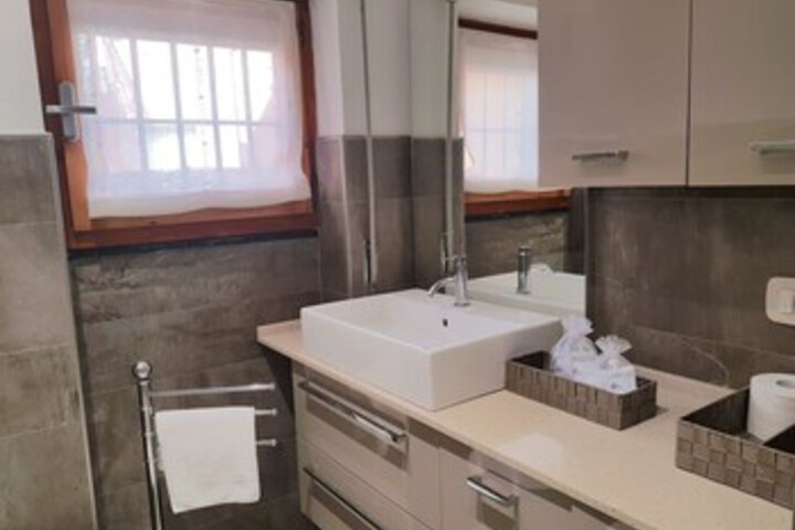 Room 5 of 16