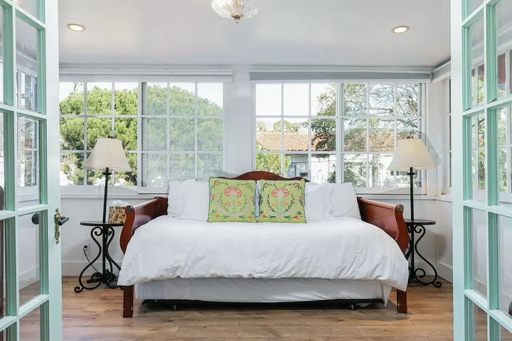 Exterior of 427 Santa Barbara (1655-159019) - 1 Br Hotel Room