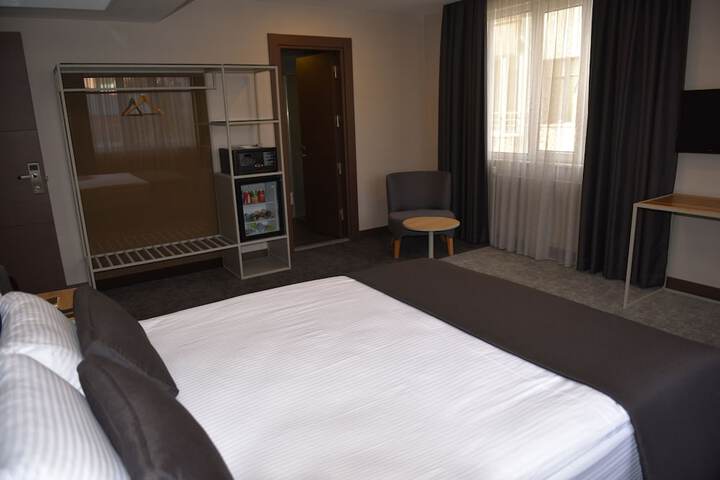 Room 9 of 33