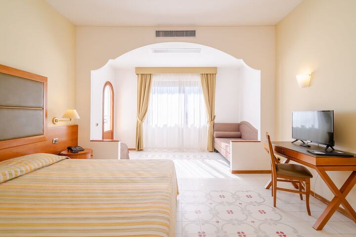 Room 8 of 33