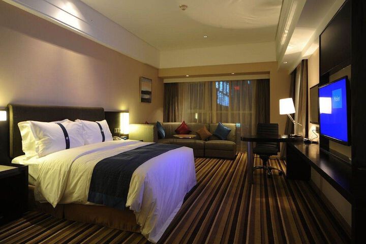 Room 7 of 30