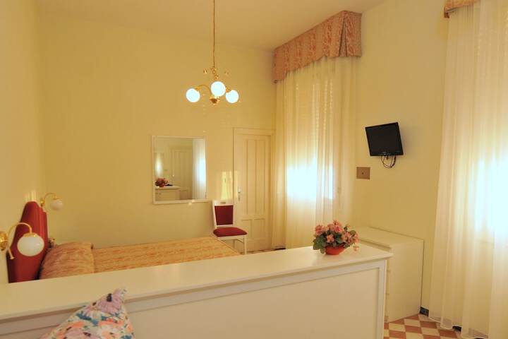 Room 5 of 42