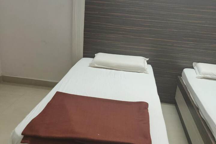 Room 3 of 40