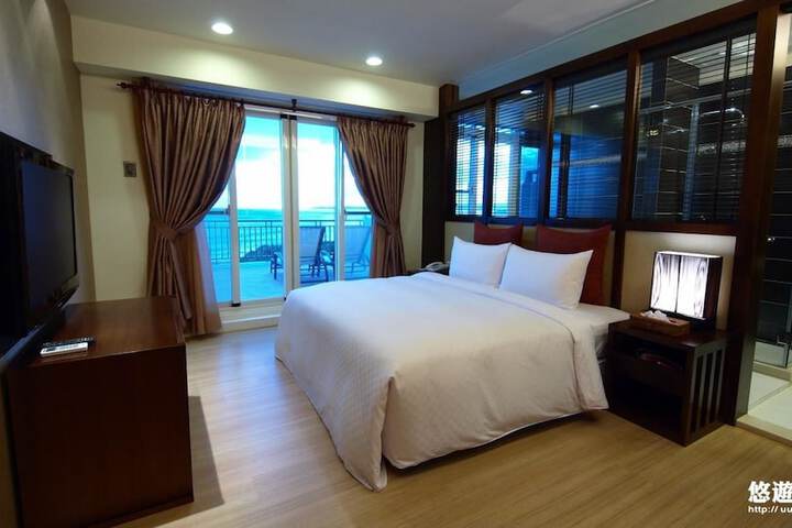 Room 4 of 28