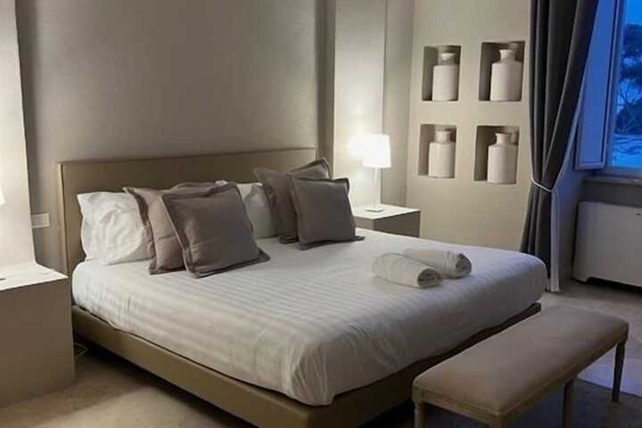 Room 33 of 85