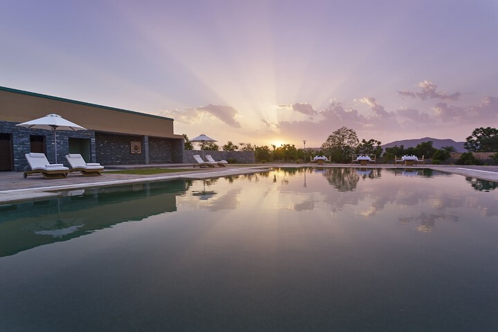 Hotel with Pool