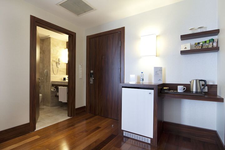 Room 12 of 90