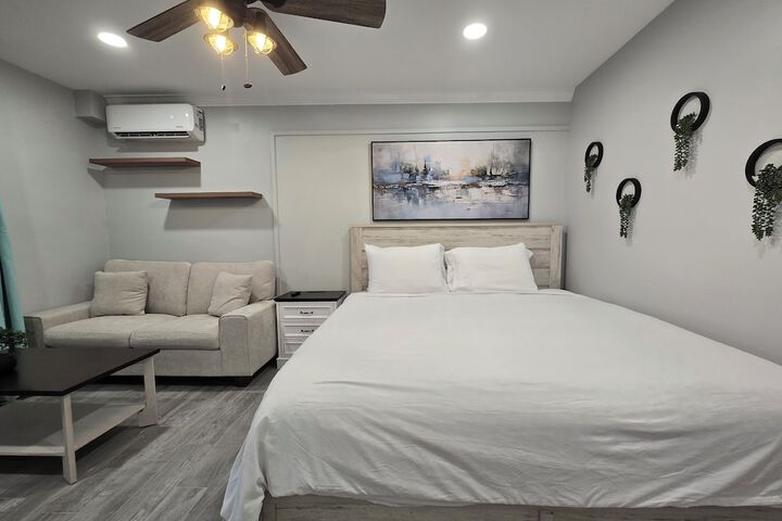 Deluxe King Room (17 of 26)