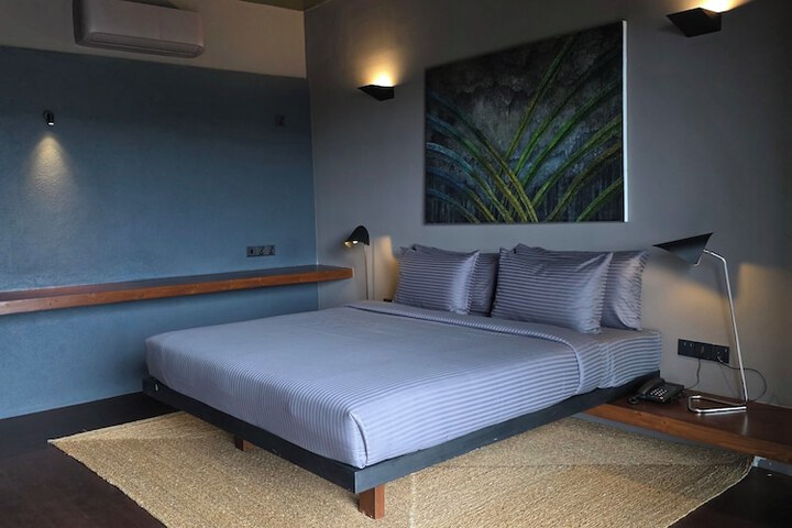 Room 3 of 20